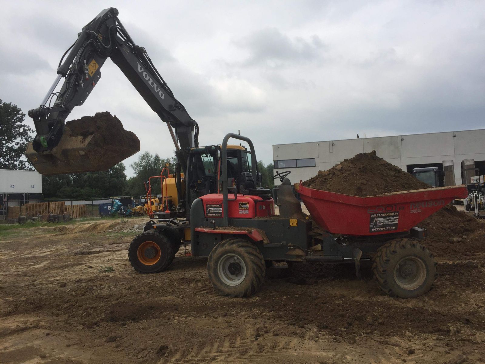 Dumpers op banden huren (Neuson)